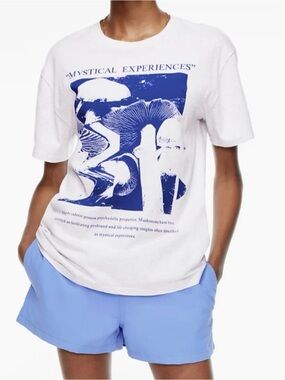 Aritzia TNA | Tour T-shirt Mystical Experience Mushroom | White Blue Cotton | S